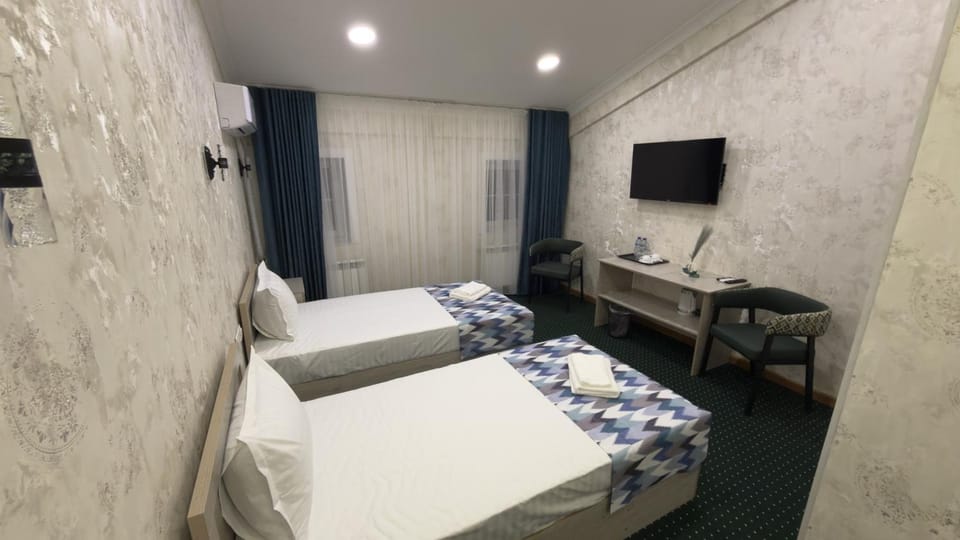 Bed, TV and multimedia, Photo of the whole room, Bedroom, towels