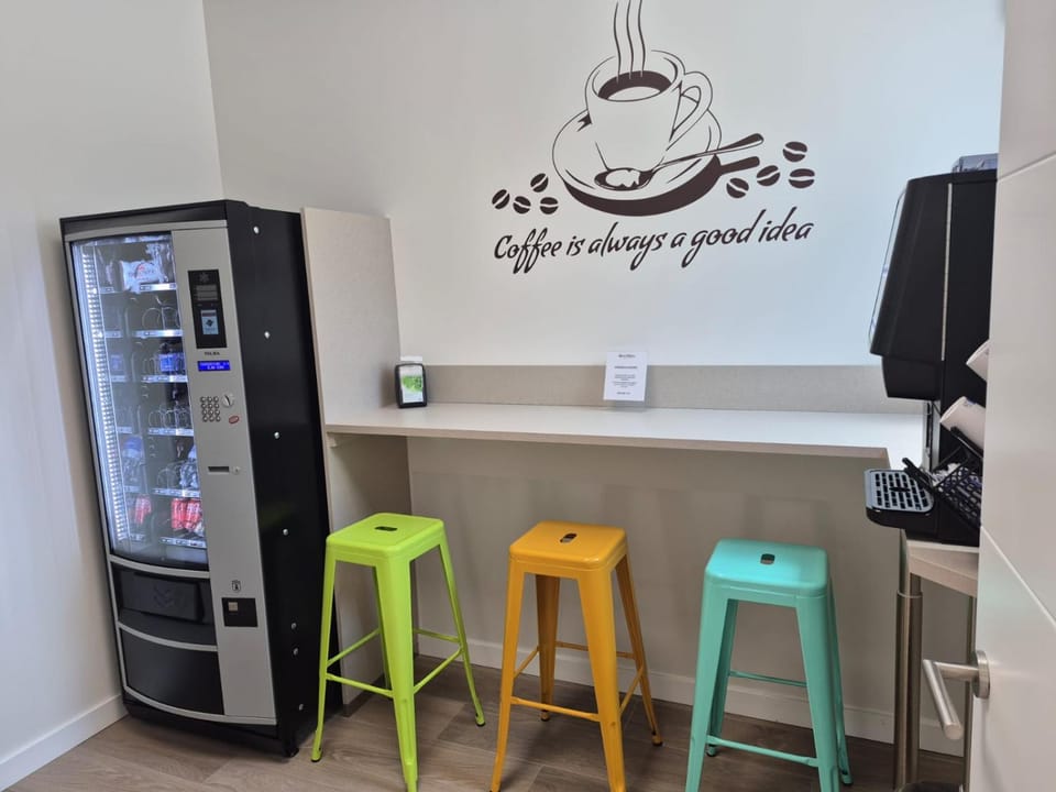 Property building, Coffee/tea facilities, Seating area, vending machine