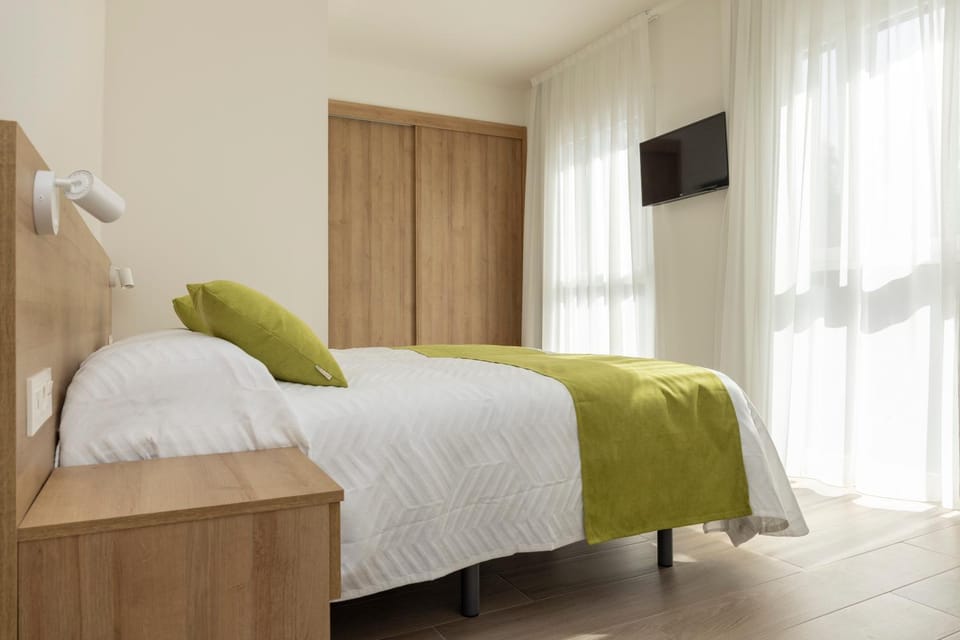 Bed, TV and multimedia, Photo of the whole room, Bedroom, wardrobe