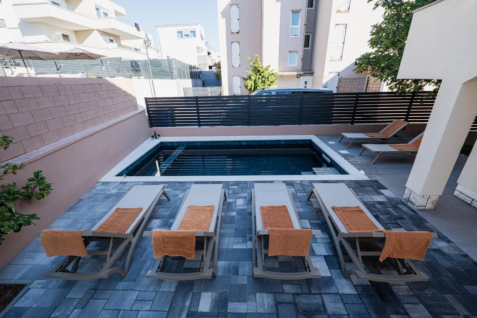 Property building, Swimming pool, sunbed