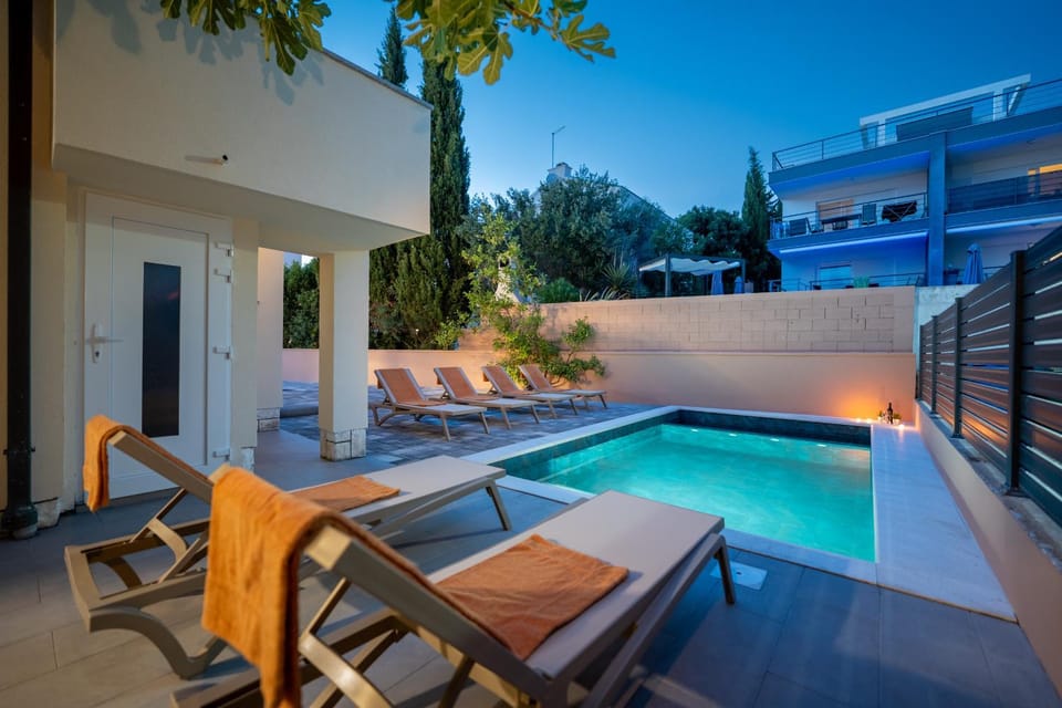 Swimming pool, sunbed