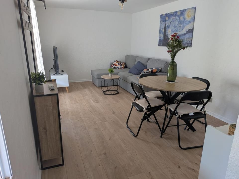 T2 rénové, grand extérieur à 500m Port et Plages Apartment in Hyères