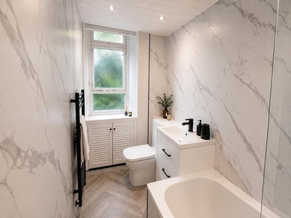 8 Bed, Sleeps 10, Free Parking, Near City Centre Apartment in Glasgow