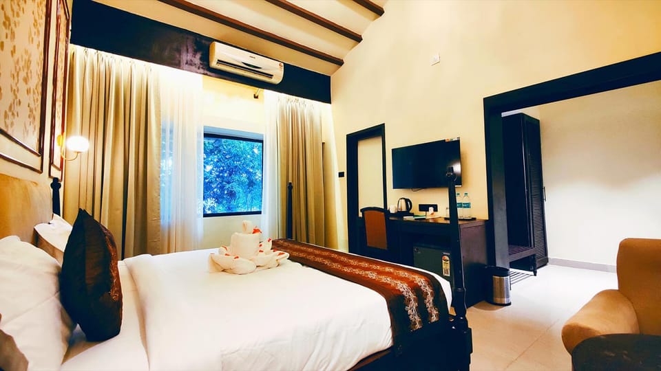 Bed, TV and multimedia, Living room, Photo of the whole room, Seating area, Bedroom, air conditioner