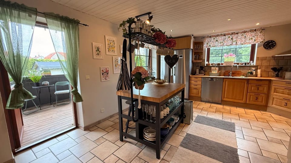 Kitchen or kitchenette, Dining area, stove
