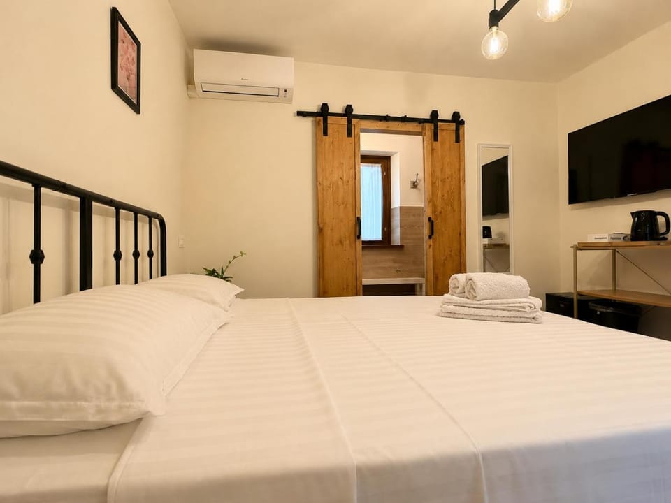 Bed, TV and multimedia, Photo of the whole room, Bedroom, towels, air conditioner