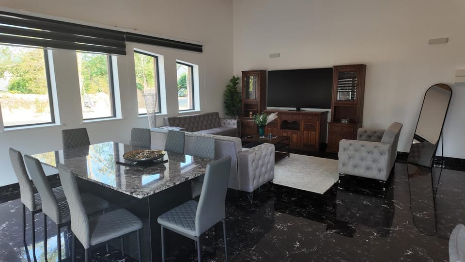 Communal lounge/ TV room, TV and multimedia, Seating area, Dining area