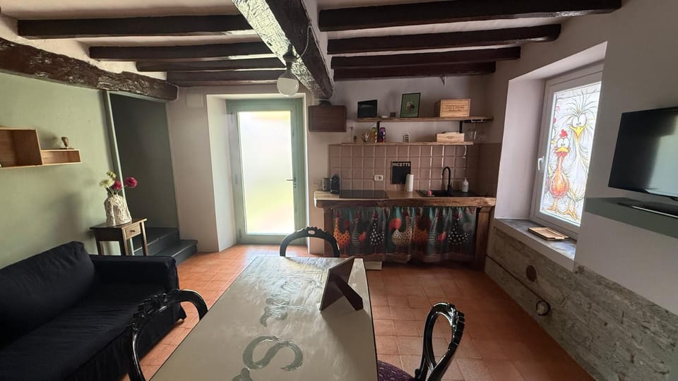 Kitchen or kitchenette, Living room