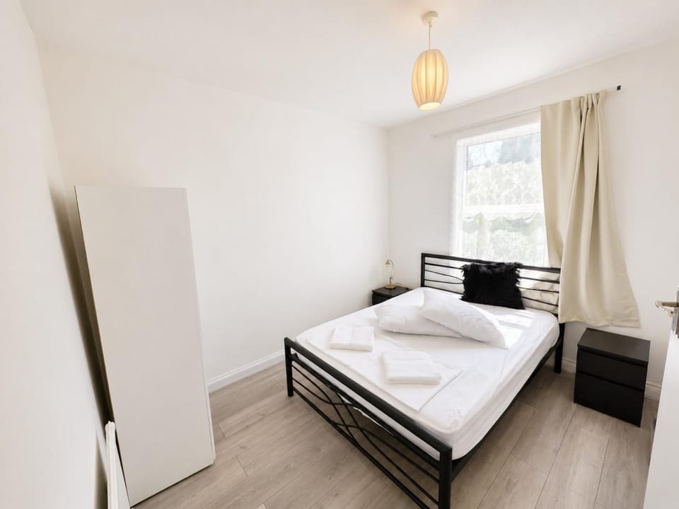 Generous 4BDR Modern Family Home in Ilford Lane House in Barking