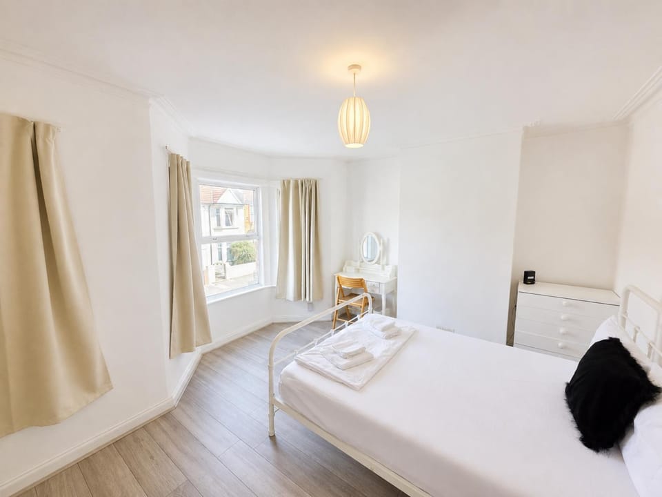 Generous 4BDR Modern Family Home in Ilford Lane House in Barking