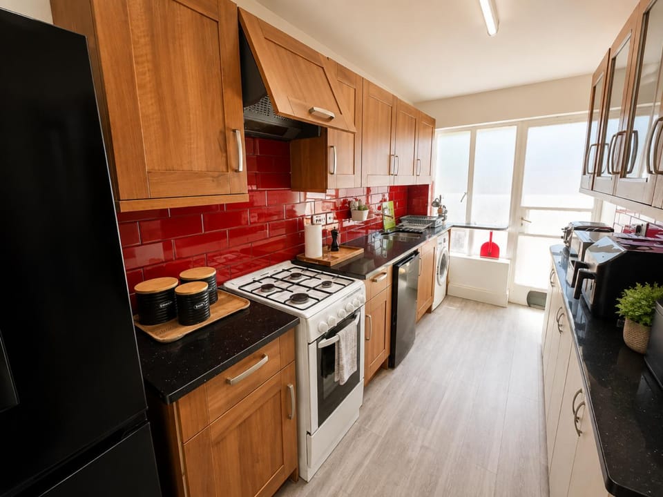 Generous 4BDR Modern Family Home in Ilford Lane House in Barking