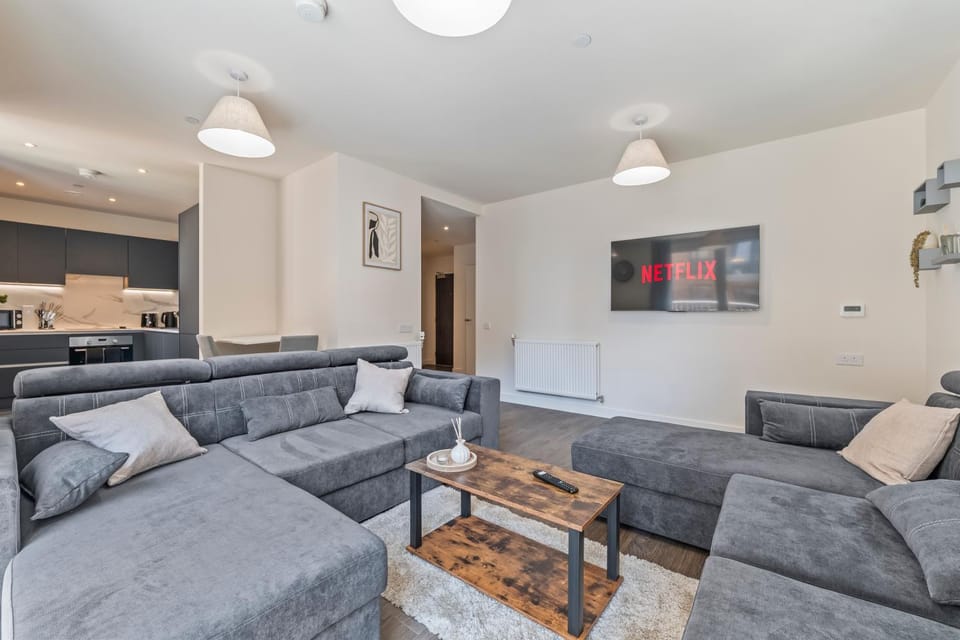 TV and multimedia, Living room, Seating area, Evening entertainment