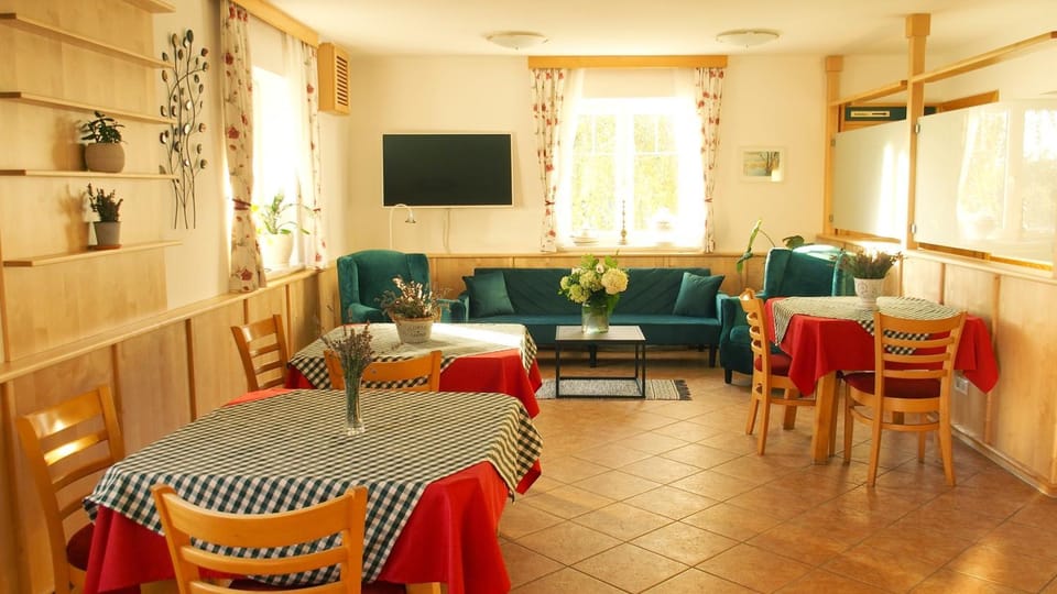 Restaurant/places to eat, Communal lounge/ TV room, TV and multimedia, Seating area