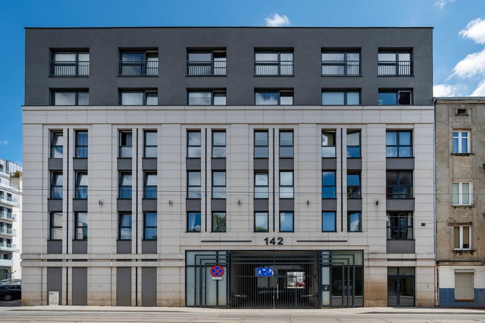 Property building, Day, Location