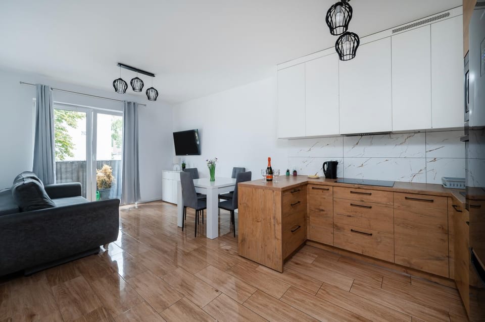 TV and multimedia, Kitchen or kitchenette, Living room, Seating area, Dining area, stove