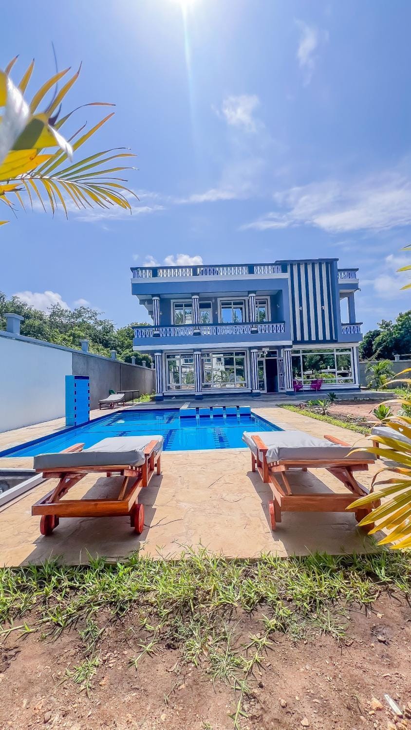 Property building, Pool view