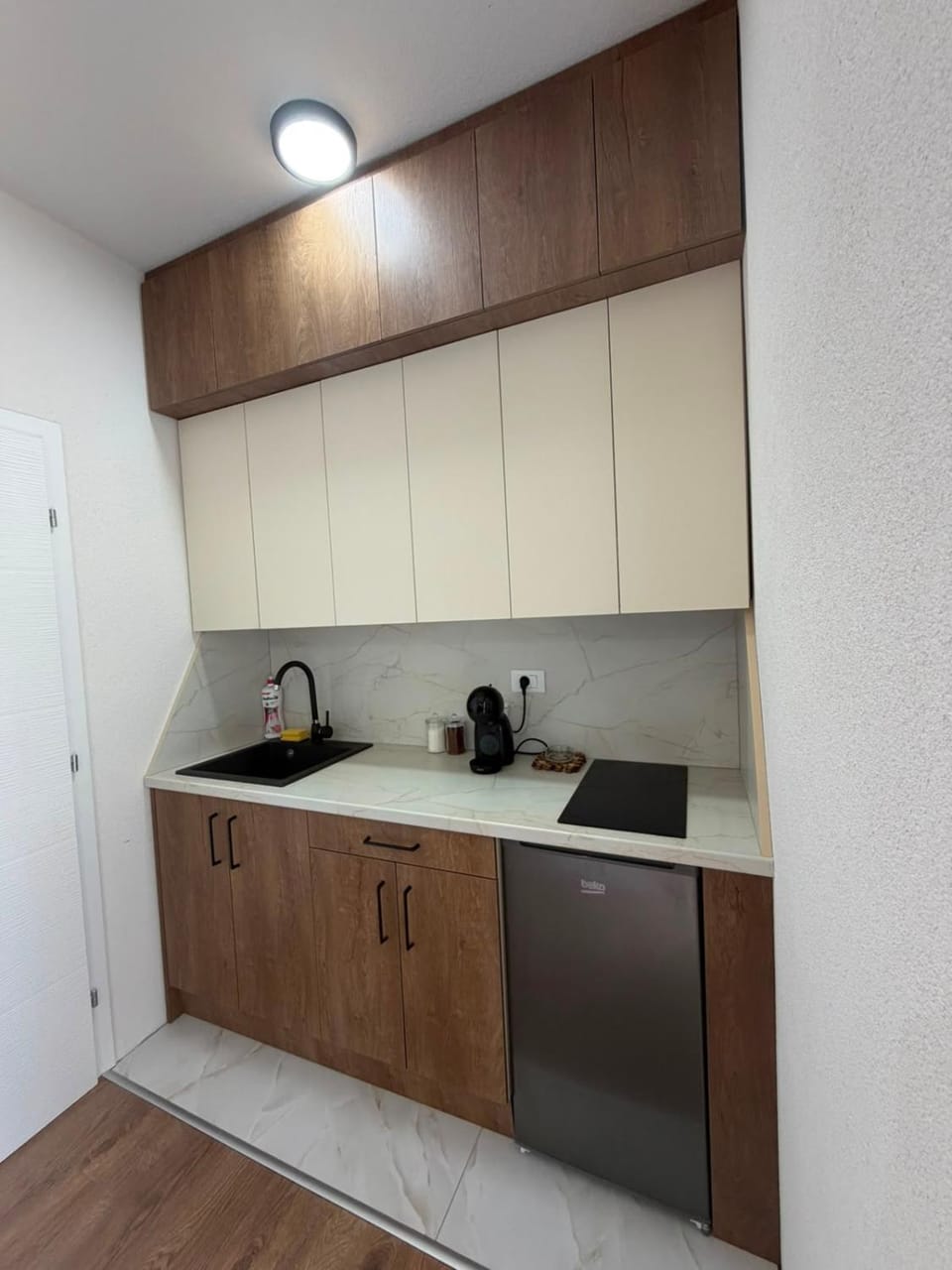 Coffee/tea facilities, Kitchen or kitchenette, stove