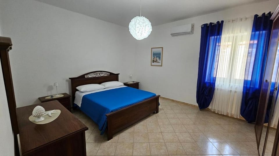 Bed, Photo of the whole room, Bedroom, air conditioner