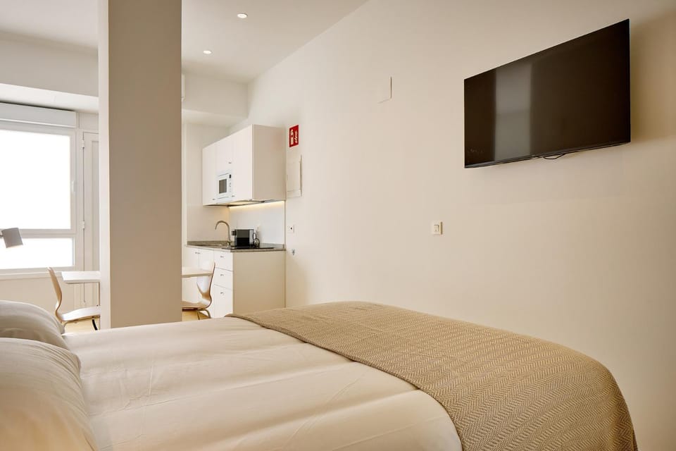 Bed, TV and multimedia, Kitchen or kitchenette, Photo of the whole room, Bedroom
