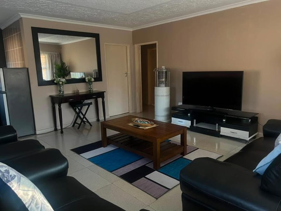 Morden Cottage, Solar, Borehole, Wi-Fi and Pool House in Harare