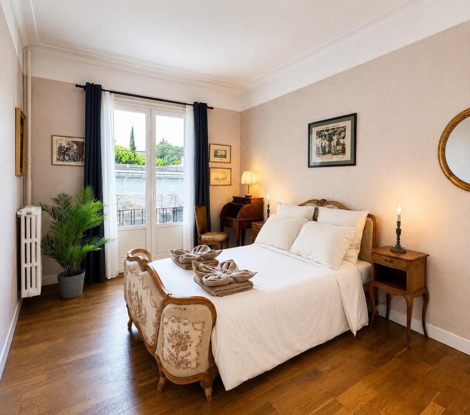 Photo of the whole room, Bedroom