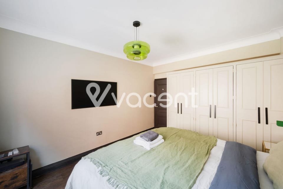 Prime Knightsbridge 2BR Steps from Harrods Apartment in City of Westminster