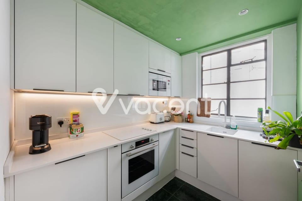 Prime Knightsbridge 2BR Steps from Harrods Apartment in City of Westminster