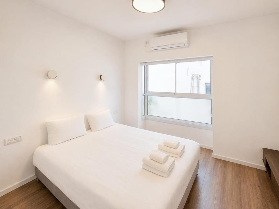 Bed, Bedroom, towels, air conditioner