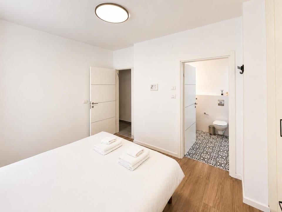Toilet, Bed, Bathroom, Bedroom, towels