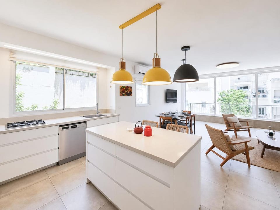 TV and multimedia, Kitchen or kitchenette, Dining area, dishwasher, oven, stove