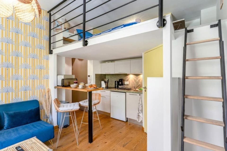 Kitchen or kitchenette, Living room, Seating area, Dining area, stove