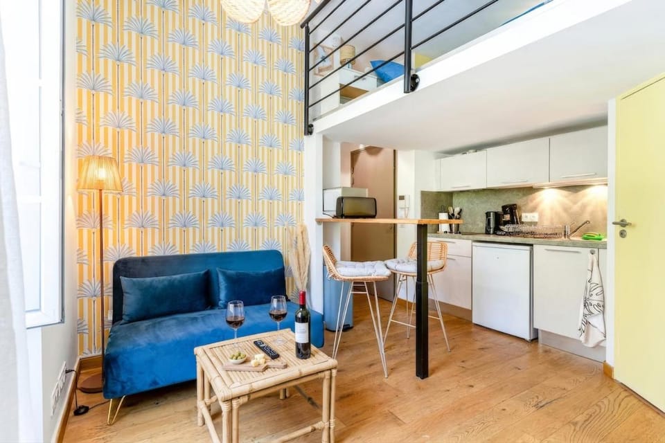 Coffee/tea facilities, Kitchen or kitchenette, Living room, Seating area, Dining area, stove, toaster