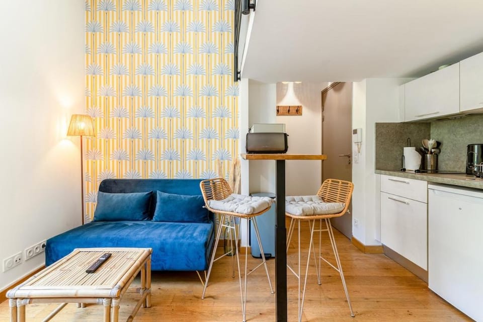 TV and multimedia, Coffee/tea facilities, Kitchen or kitchenette, Living room, Seating area, Dining area, stove, toaster