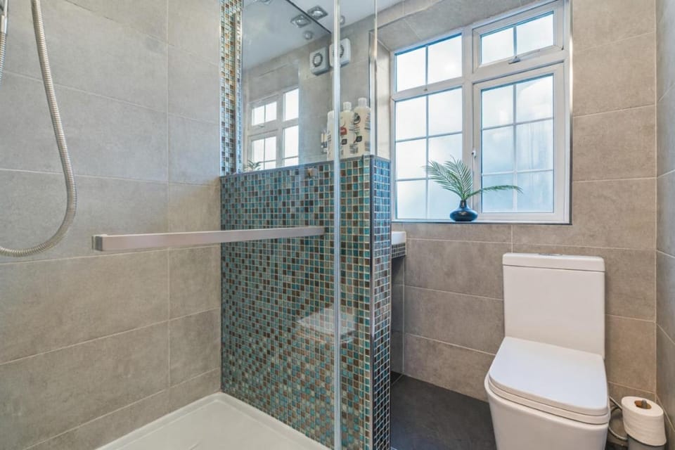 St James Apartment - Excellent Location - Free Parking, Pool Table, Fast Wifi and Self-Check-In by Yoko Property Apartment in Croydon