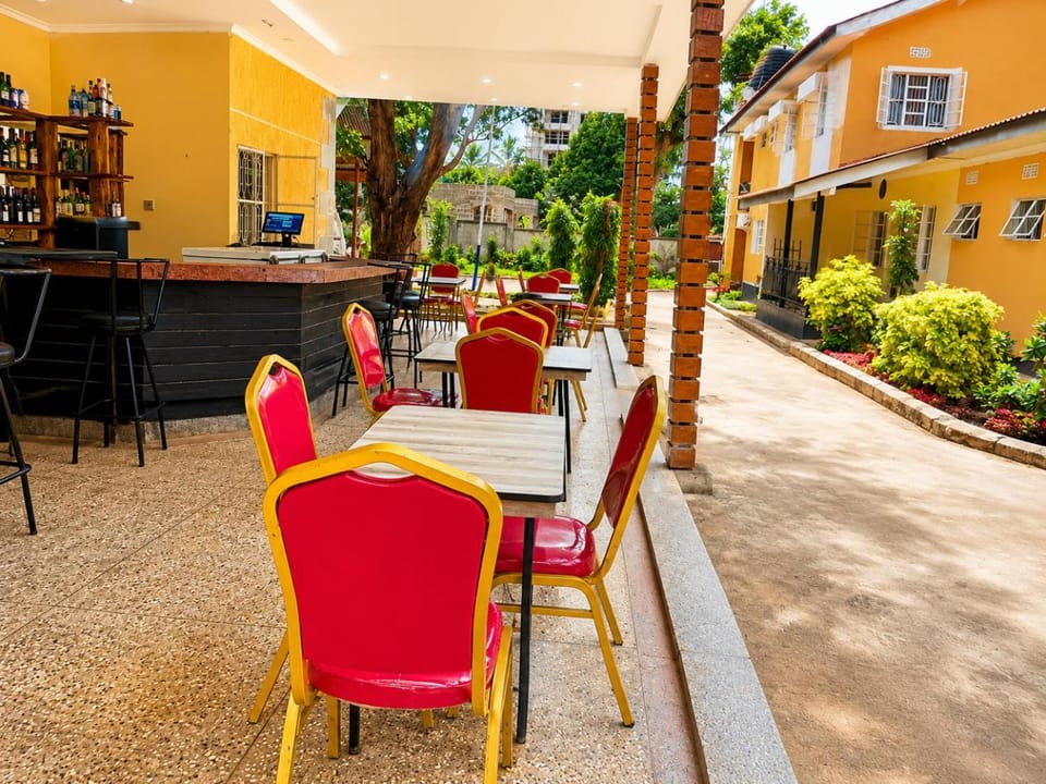 Property building, Patio, Restaurant/places to eat, Day, Living room, Banquet/Function facilities, Seating area