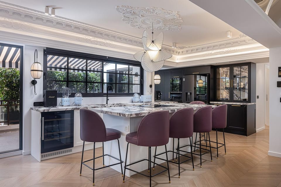 Kitchen or kitchenette, Dining area