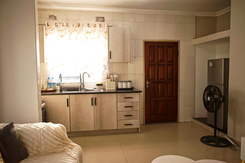 Photo of the whole room, kitchen