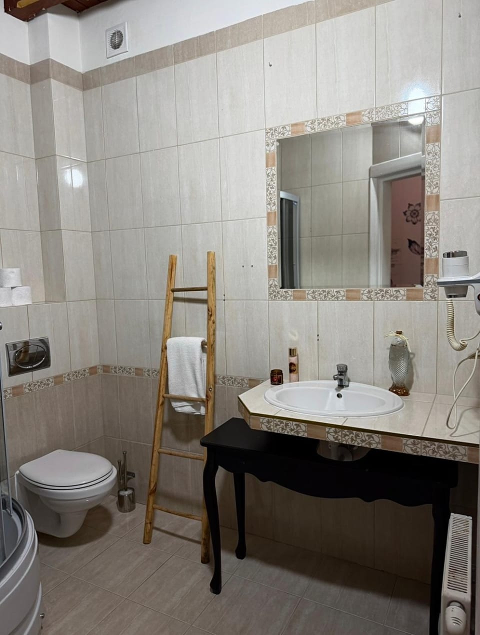 Shower, Toilet, Property building, Bathroom, towels