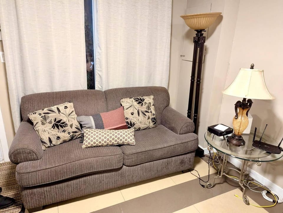 Bright Comfortable 3-Bedroom Apartment, Free Parking, Near Spa Le Finlandais Apartment in Laval