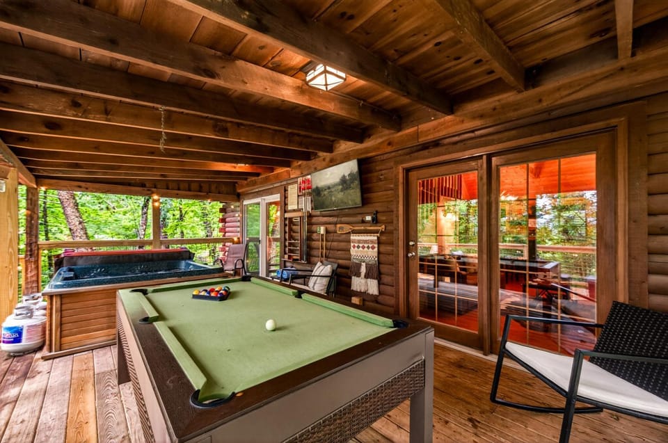 Whispering Pines-Hot Tub-Fire Table-Pets Welcome House in Pigeon Forge