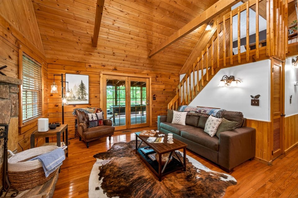 Whispering Pines-Hot Tub-Fire Table-Pets Welcome House in Pigeon Forge