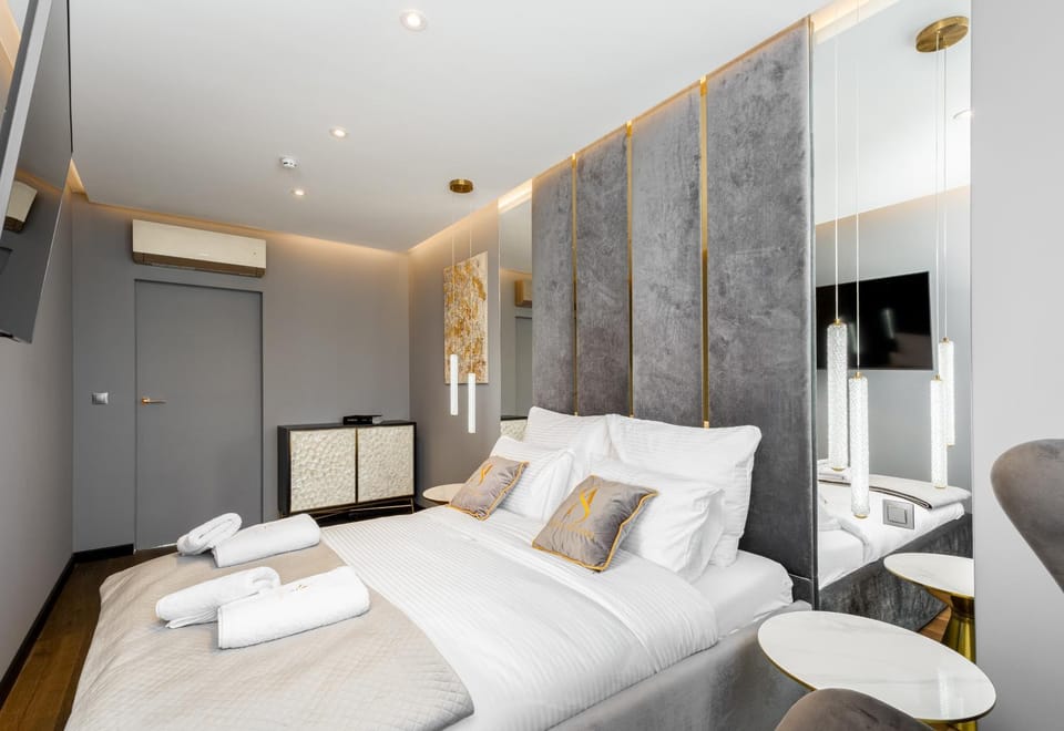 Bed, Photo of the whole room, Bedroom, air conditioner