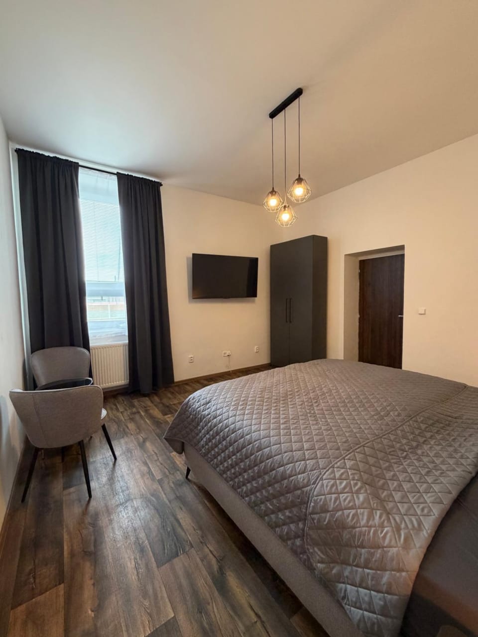 Bed, TV and multimedia, Bedroom