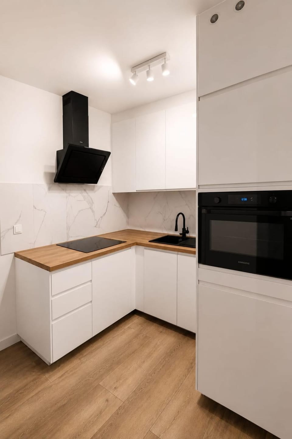 Modern 4-room Apartment with elevator, 3 balconies Apartment in Krakow