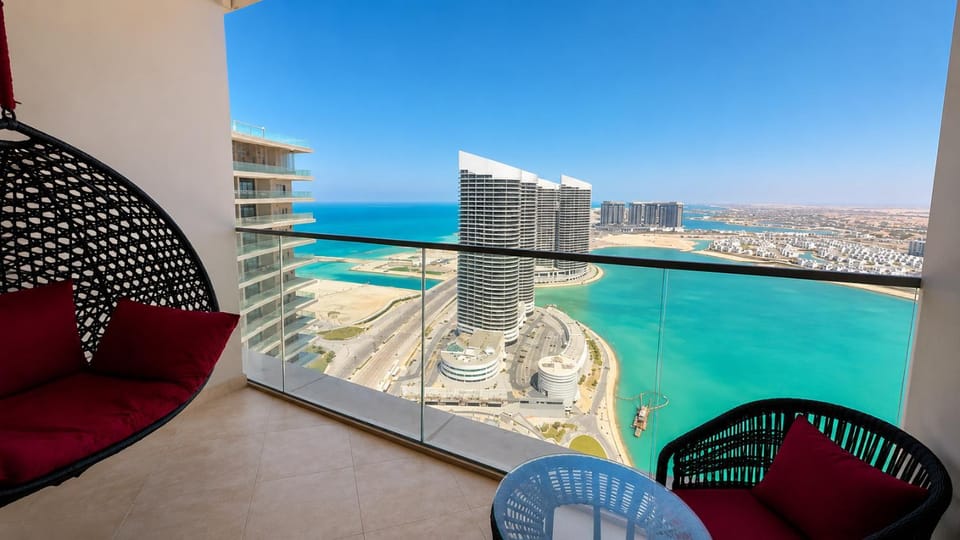 Property building, View (from property/room), Balcony/Terrace, Beach, Lake view