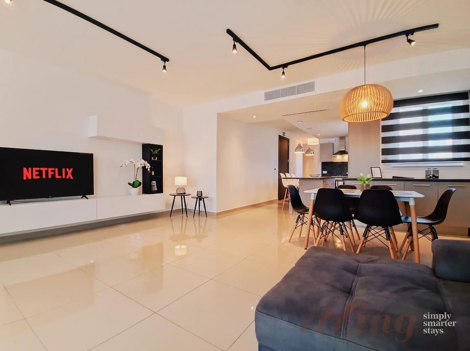 TV and multimedia, Kitchen or kitchenette, Living room, Seating area, Dining area