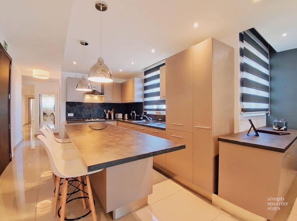 Kitchen or kitchenette, Dining area, stove