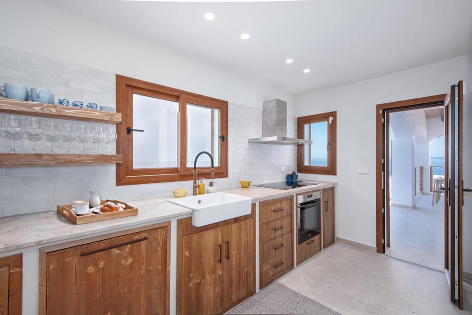 Kitchen or kitchenette, Sea view, dishwasher, stove