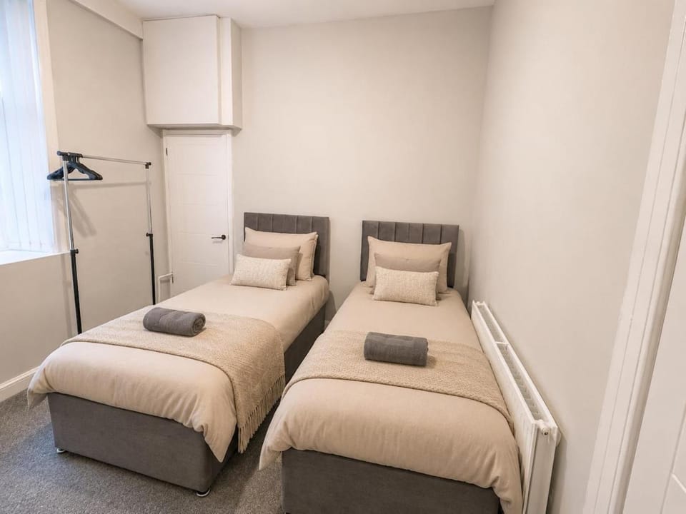 4 Bed Modernised, Free Parking, Near City Centre Apartment in Glasgow