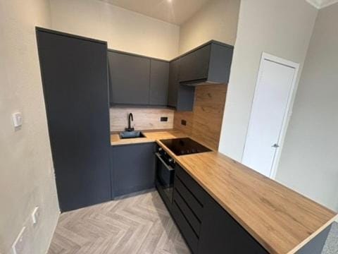 4 Bed Modernised, Free Parking, Near City Centre Apartment in Glasgow